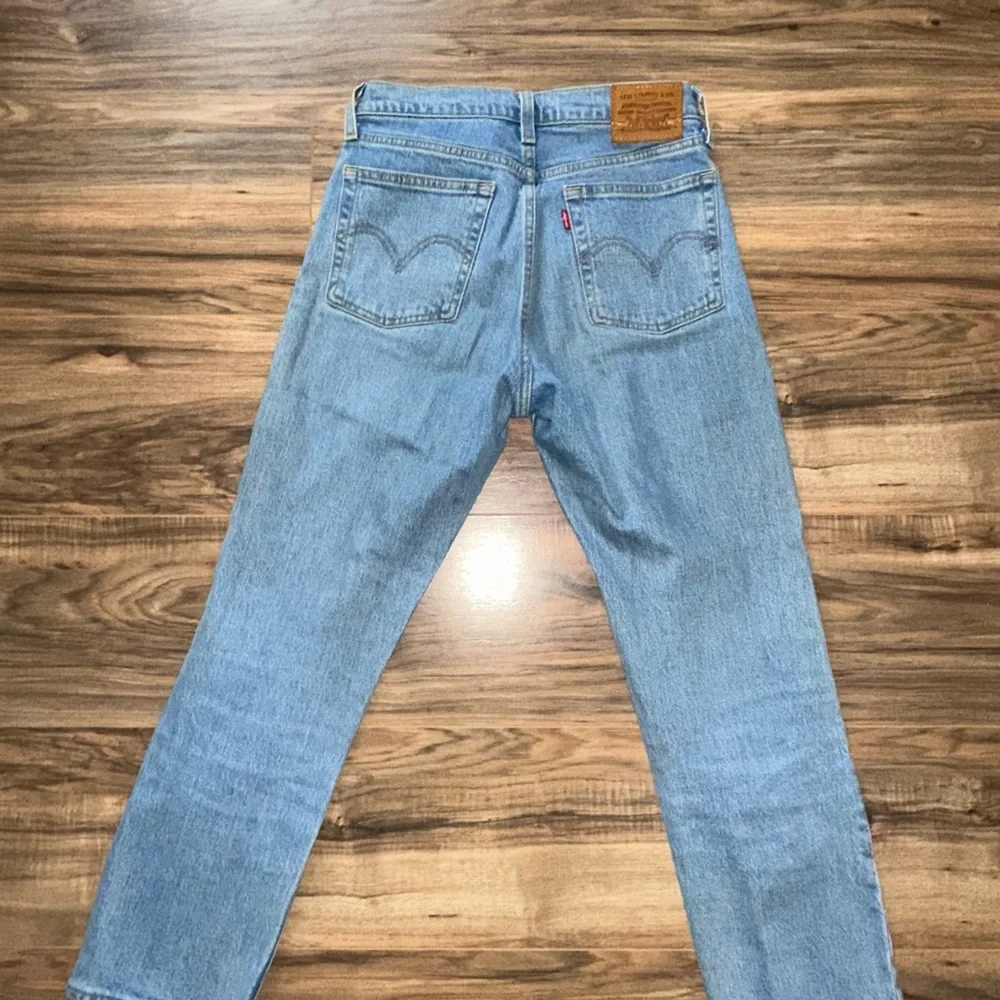 Levi’s Wedgie Straight Light Denim Jeans - Picture 5 of 12
